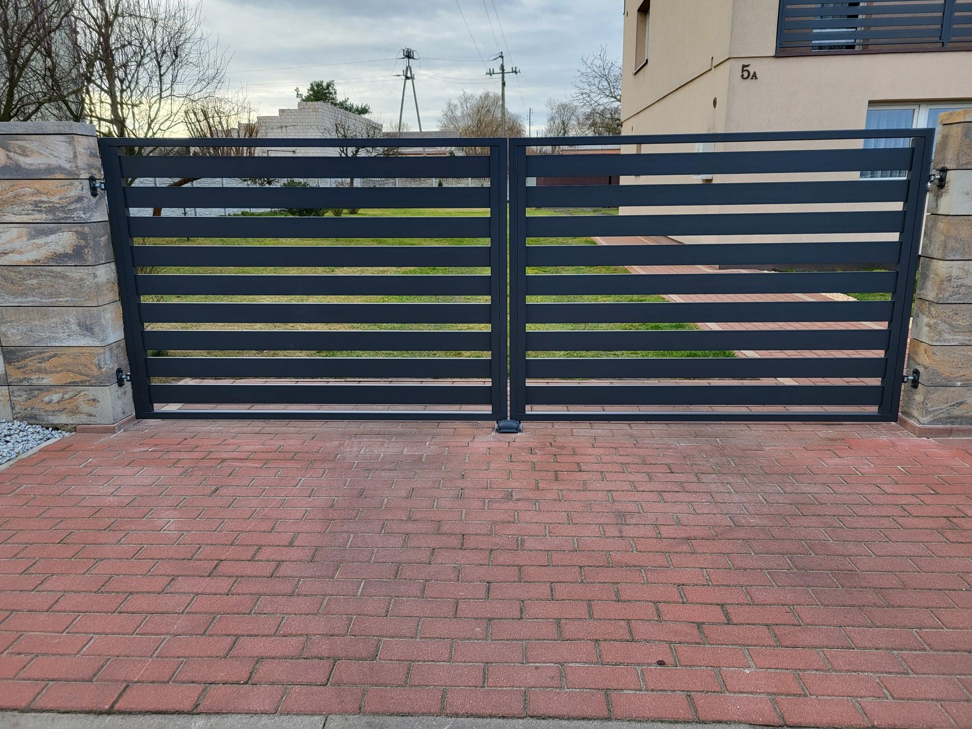 Brama dwuskrzydłowa ogrodzenie aluminiowe