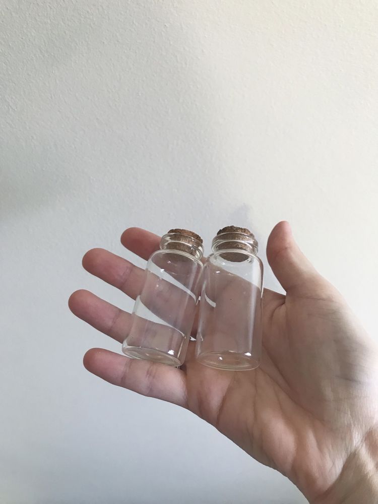 Dois frascos de vidro com tampa de cortiça