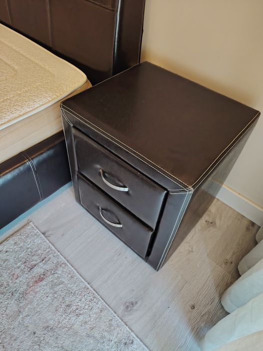 Cama casal 160x200 em pele + 2 mesinhas cabeceira