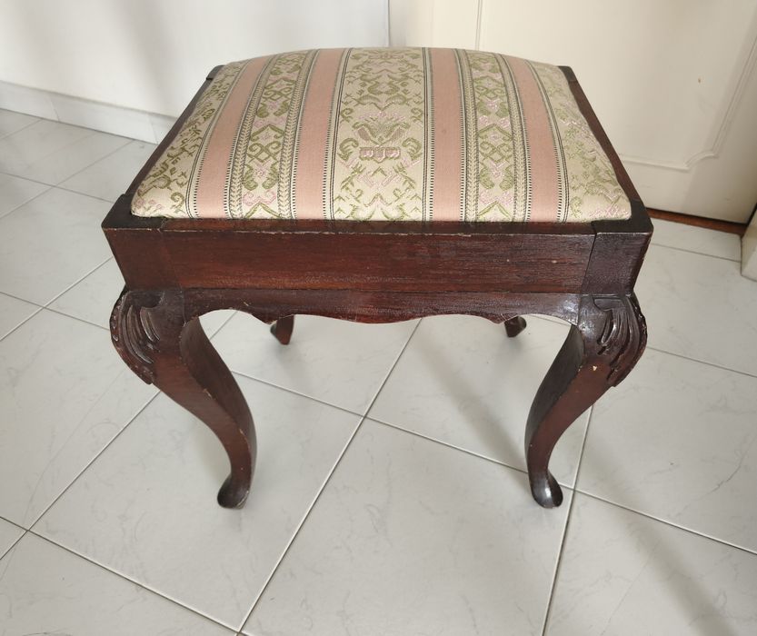 Cadeira e banco em madeira maciça