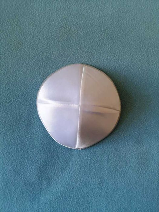 Judaiki- Kipa biała z podszewką, błyszcząca, z Izraela.