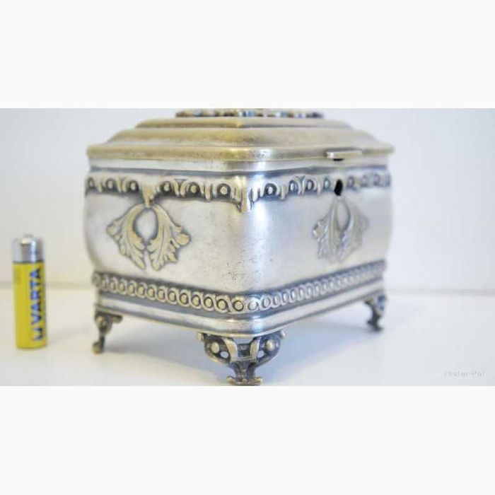 Продам б/в  старовинну  шкатулку.