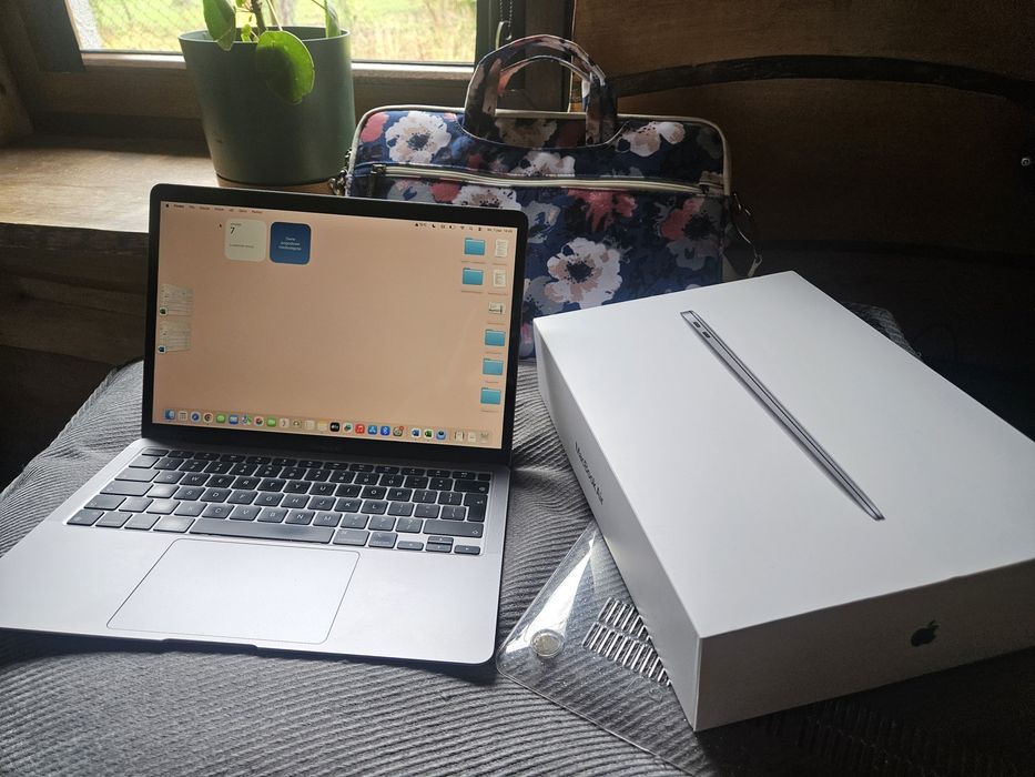 MacBook Air 13,3" z procesorem M1, 8GB RAM, 256GB SSD w stanie idealny