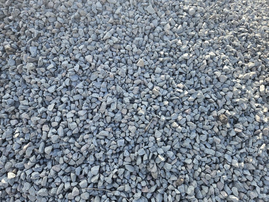 Щебінь, отсев, відсів, пісок, чорнозем, перегній насипом та в мішках