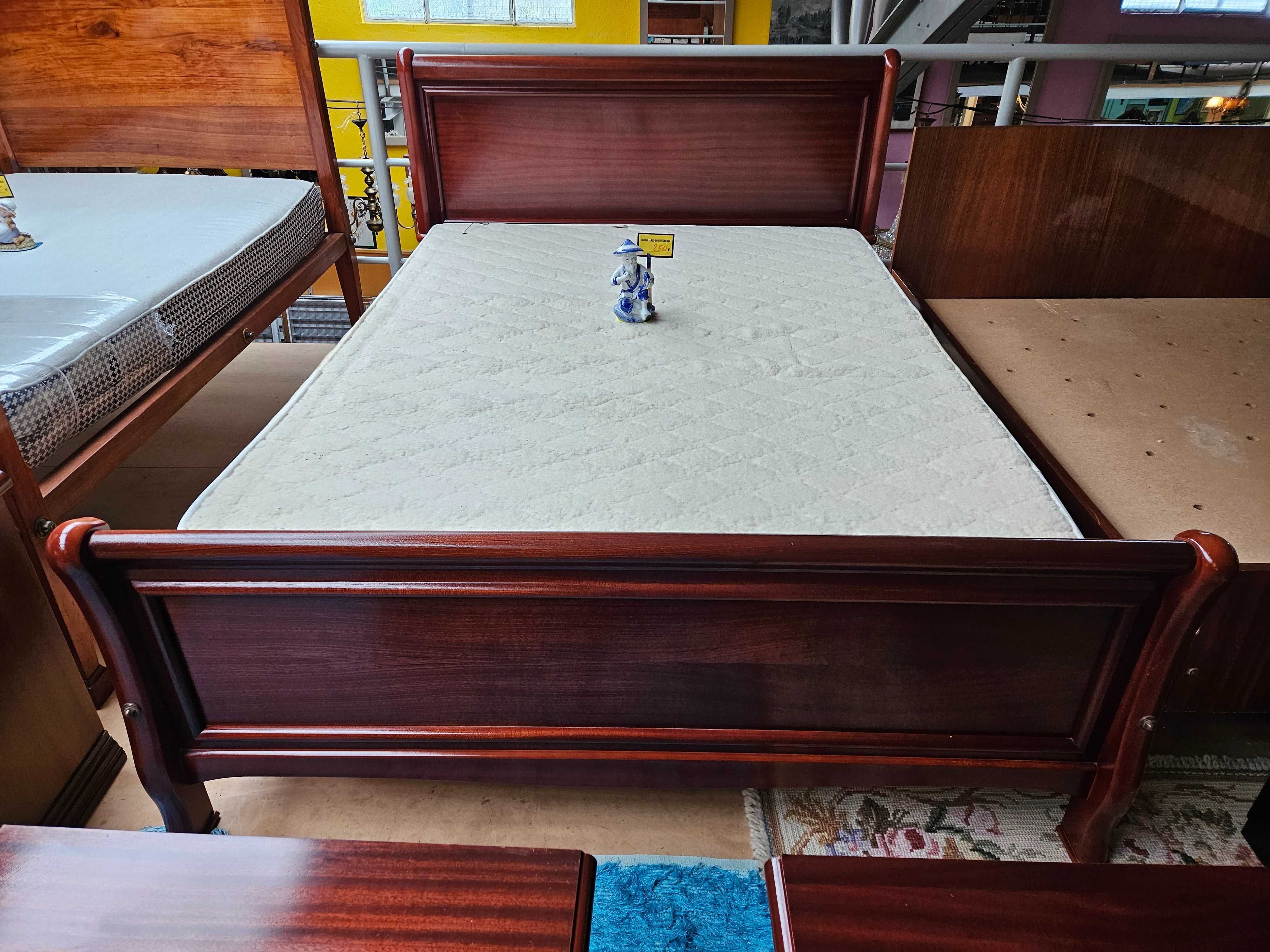 Excelente cama em madeira com estrado e colchão - Muito bo