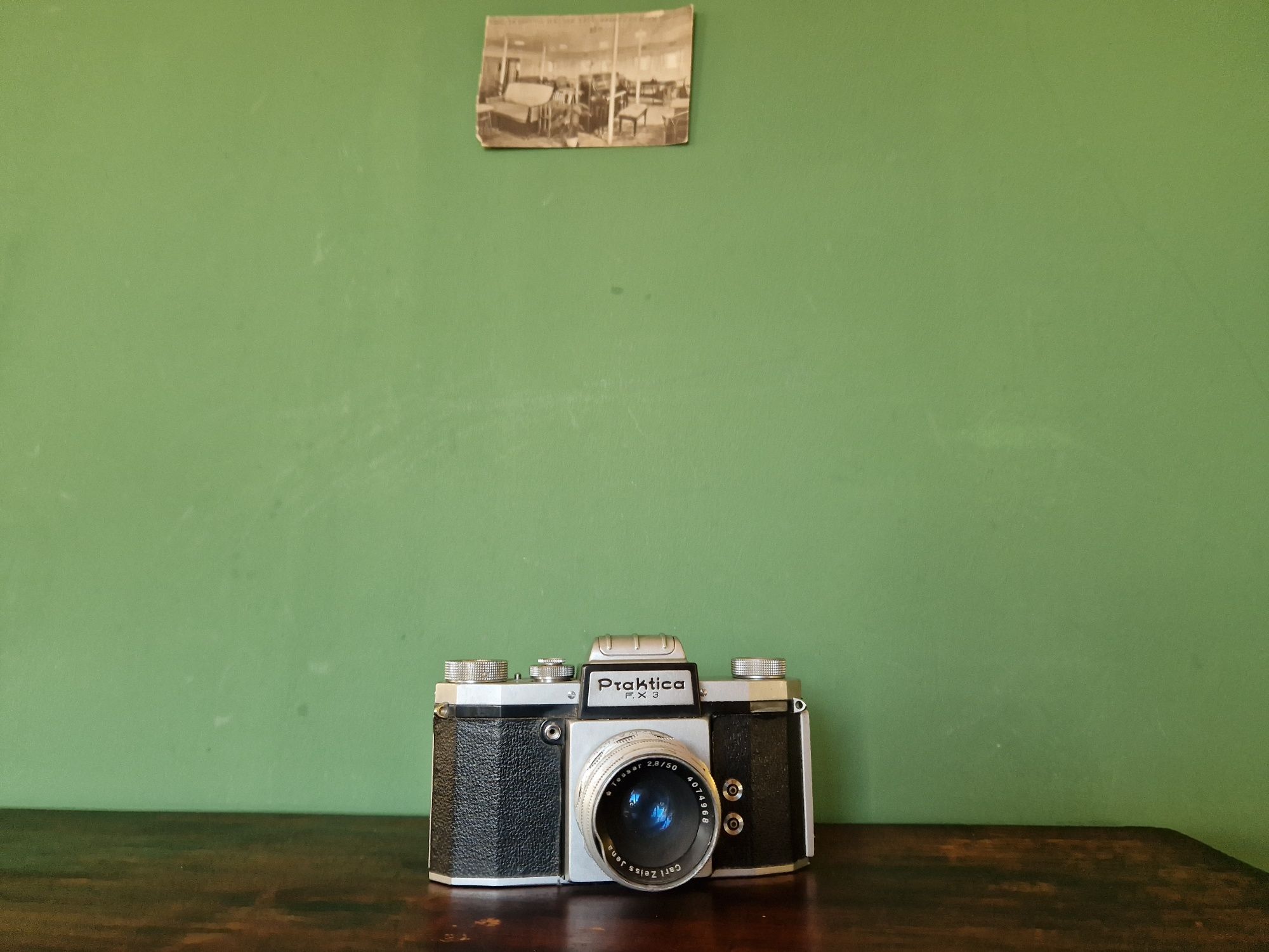 Praktica FX3 + Carl Zeiss Jena 50mm 2.8
Com lente Carl Zeiss Jena 50mm