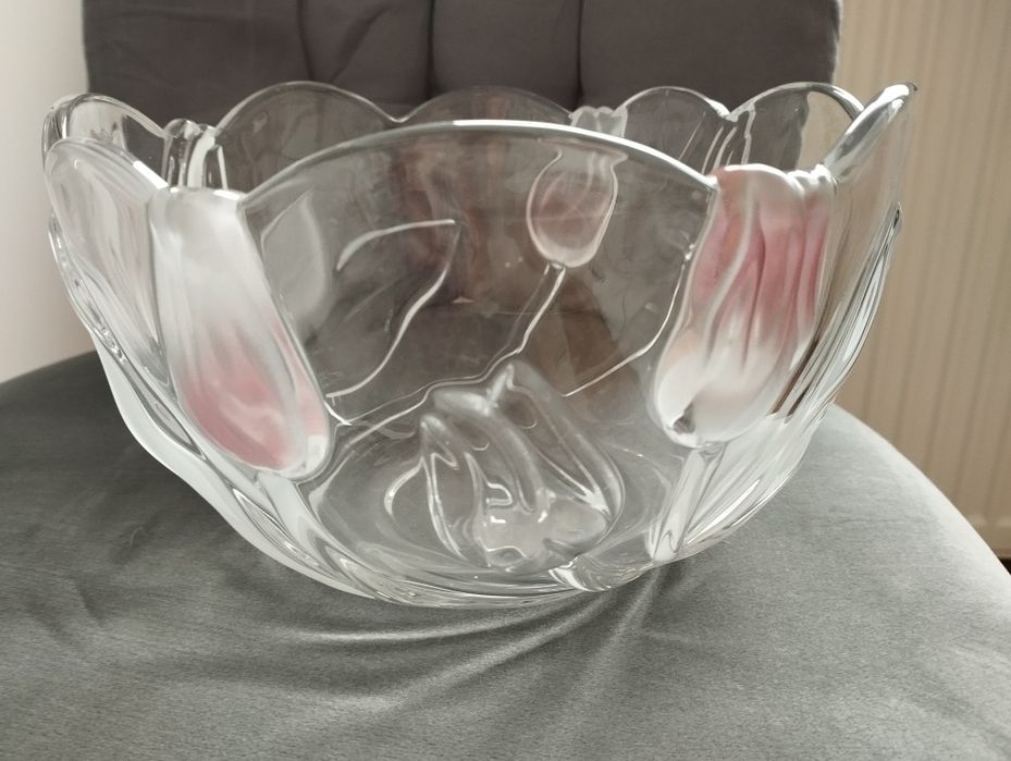 Miska na owoce ze szkła zdobiona kolorowymi tulipanami