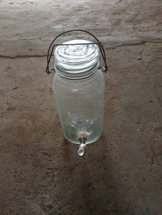 Jarro com torneira para bebidas