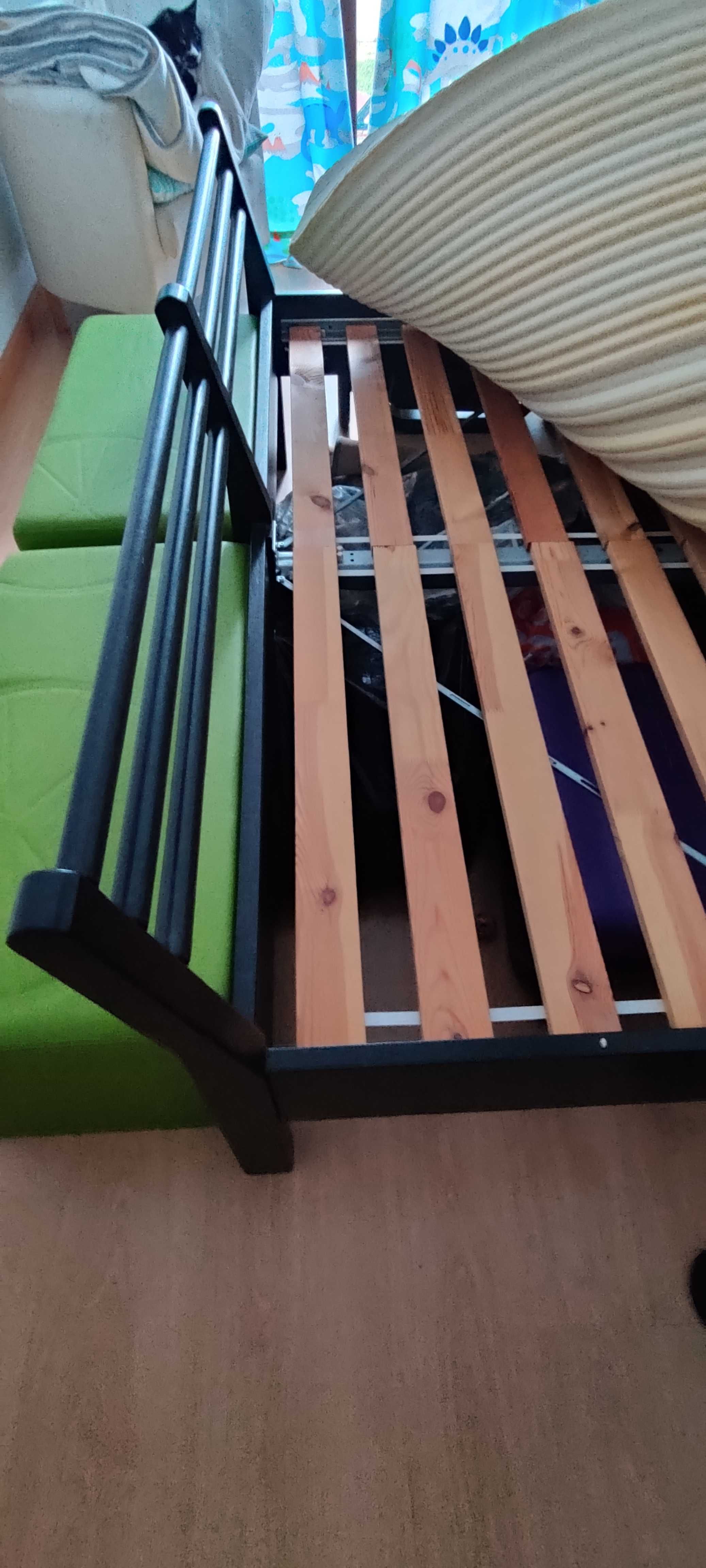 Cama de casal na cor Preto + 2 mesas de cabeceira (IKEA)