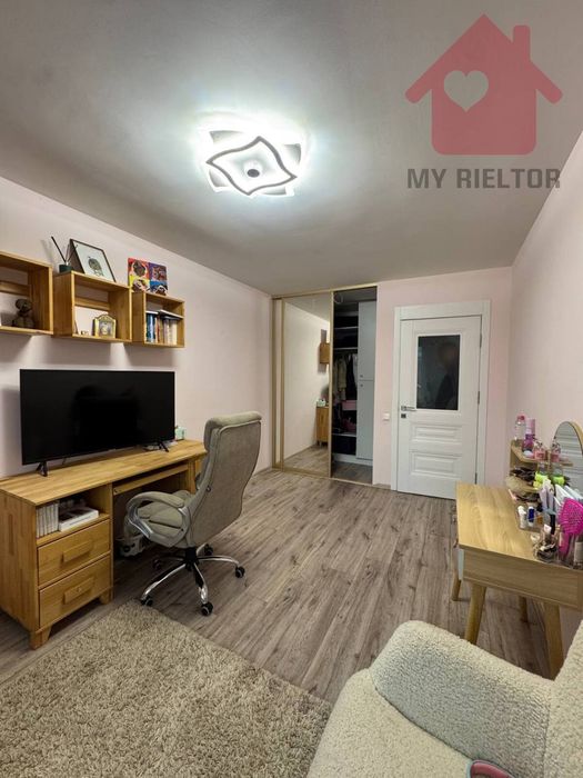 Сучасний будинок з сонячними панелями та гаражем у новому районі.