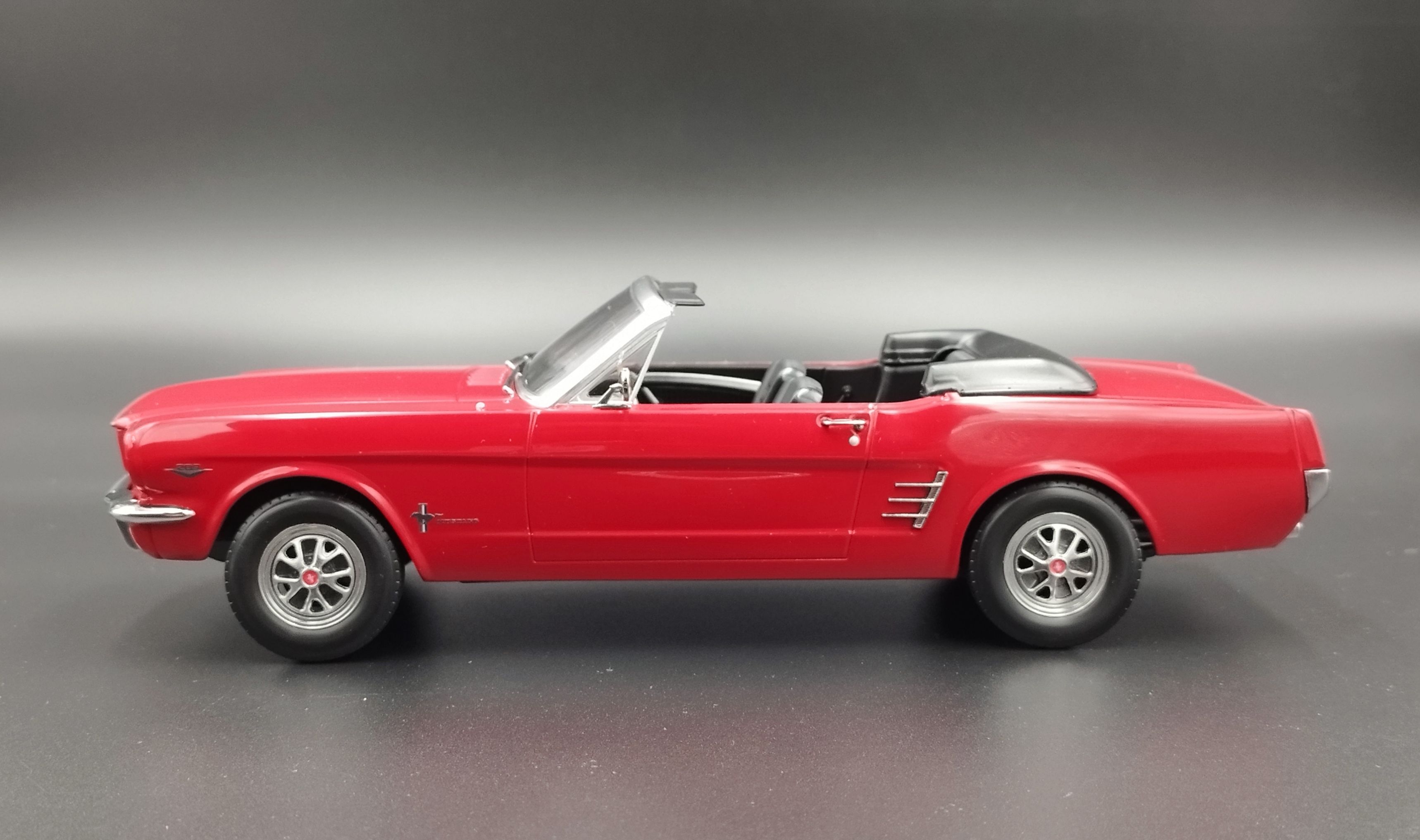 1:18 Norerv 1965 Ford Mustang Convertible red model nowy