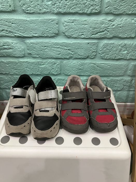 Дві пари легких кросівок 25-26 розмір