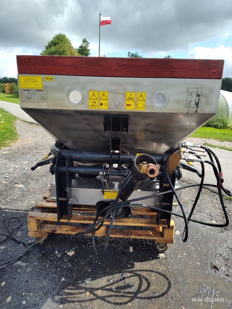 Rozsiewacz nawozów POM Compact 600 l 15 metrów