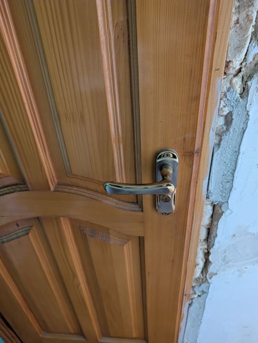 Двері дерев'яні бу