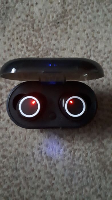 Нові безпровідні навушники Y50. З кейсом.