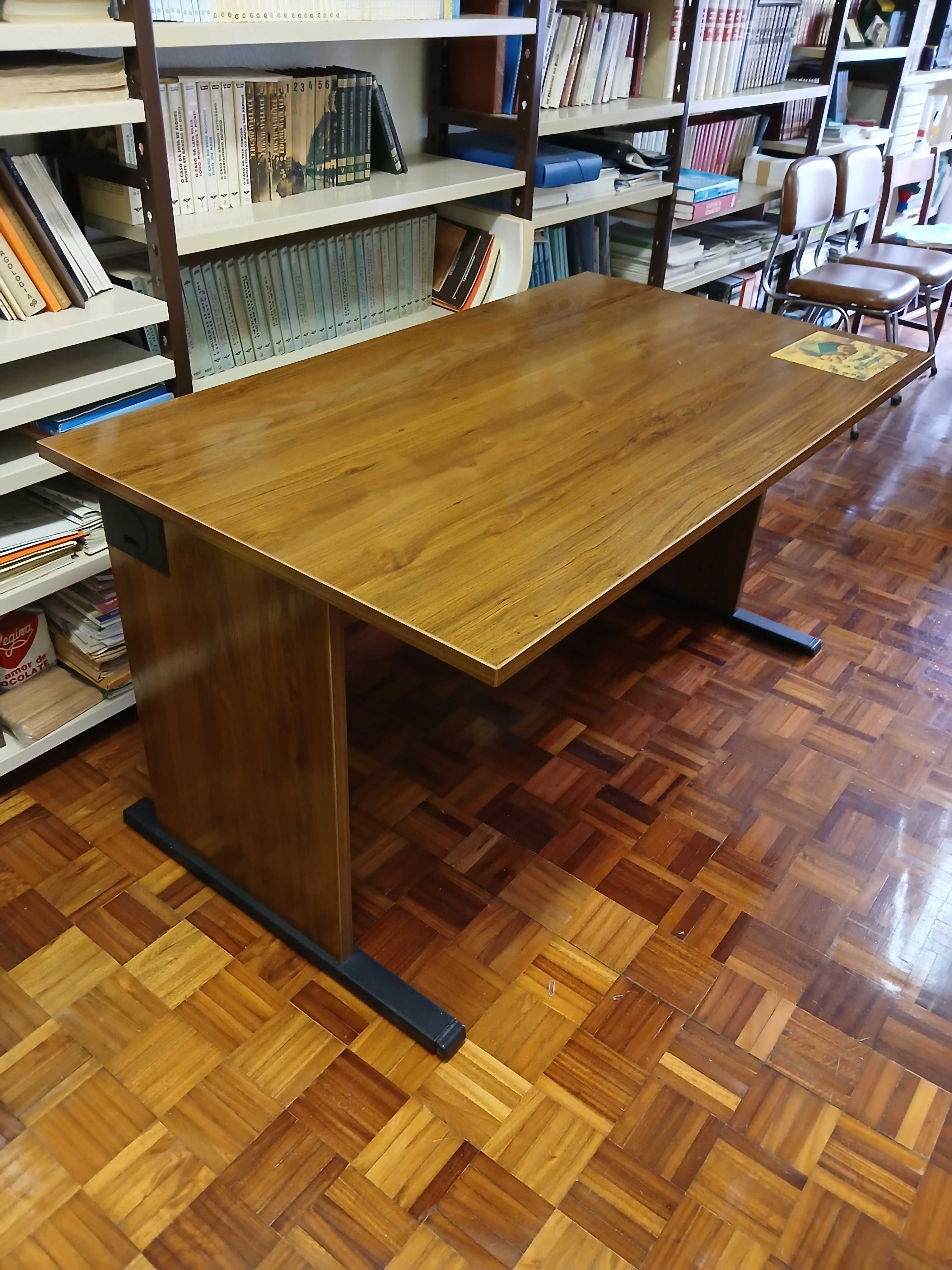 Secretaria de escritorio grande - Linhas simples - Solida