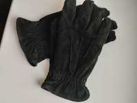 Продаются черные замшевые утеплённые перчатки.