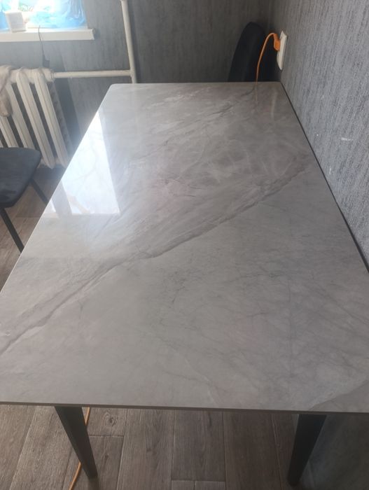 Обідній керамічний стіл