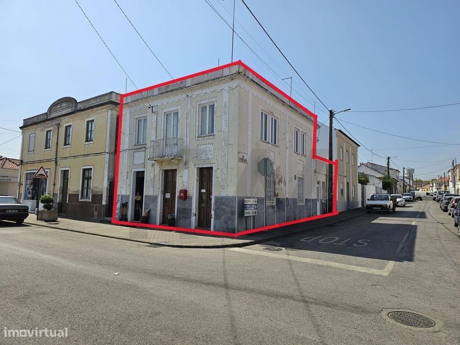 Prédio com Potencial no Centro do Couço – Ideal para Habitação e Co