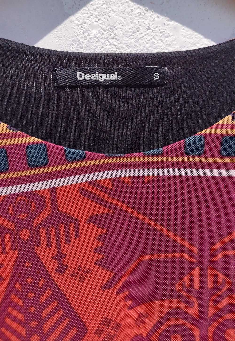 Яркое стильное разноцветное красное платье бренда Desigual S размер