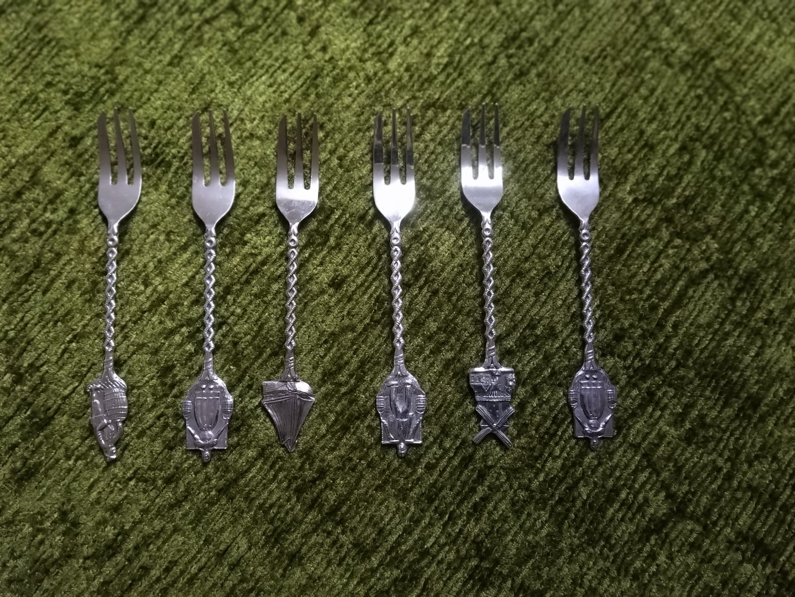 Seis garfos para aperitivos com figuras tematicas no final dos cabos