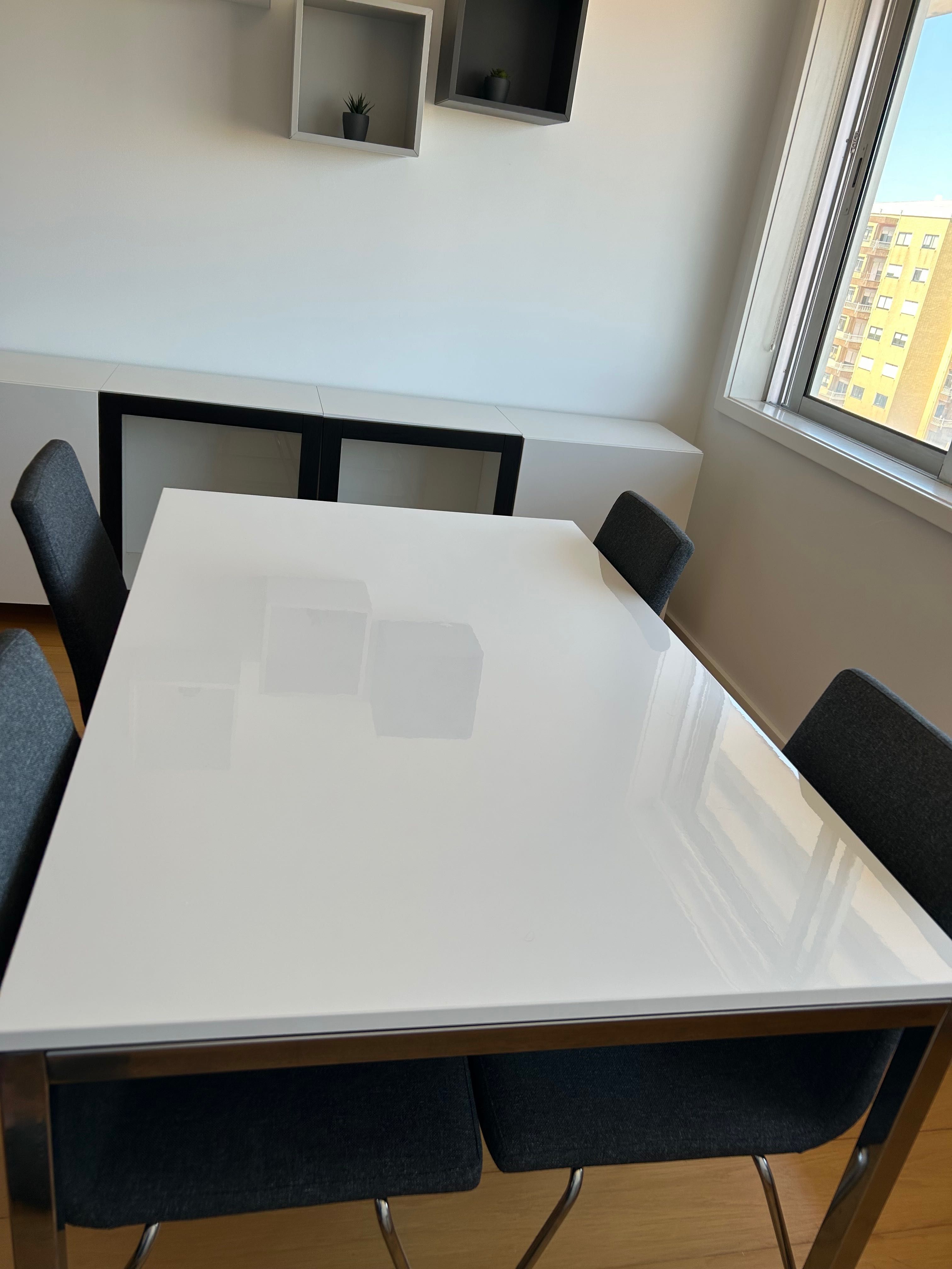 Mesa de jantar com 4 cadeiras
