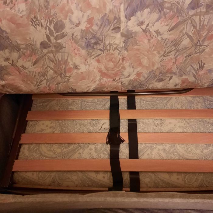 Sofá 2 lugares, com cama em bom  estado.
