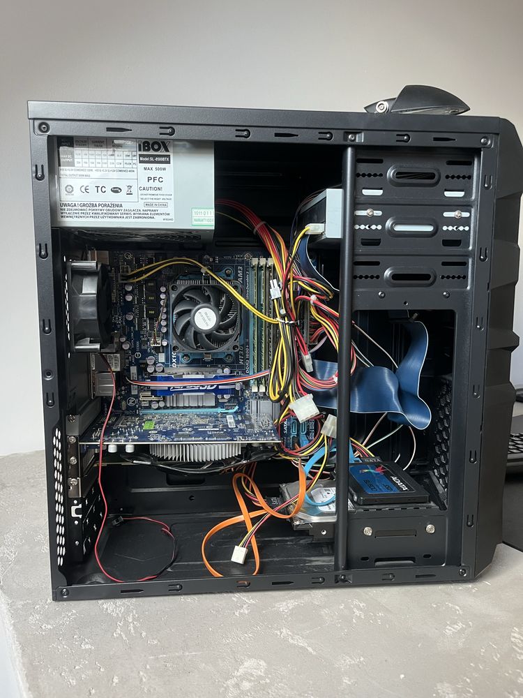Komputer z monitorem