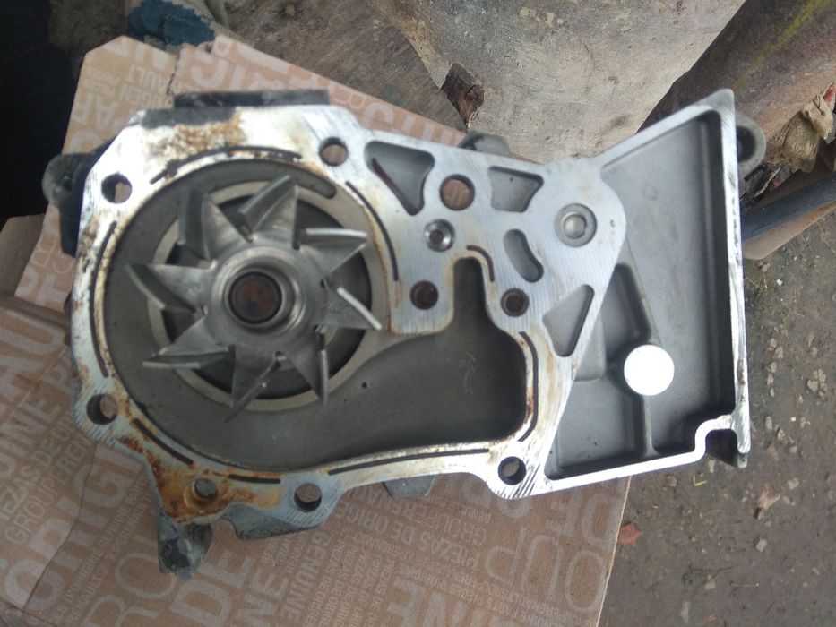 Помпа б/у Рено Меган 2 1.6