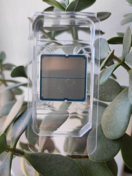 Процесор AMD Ryzen 7 7800X3D новий