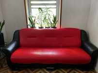 Czerwono-czarna rozkładana sofa kanapa z ekoskóry