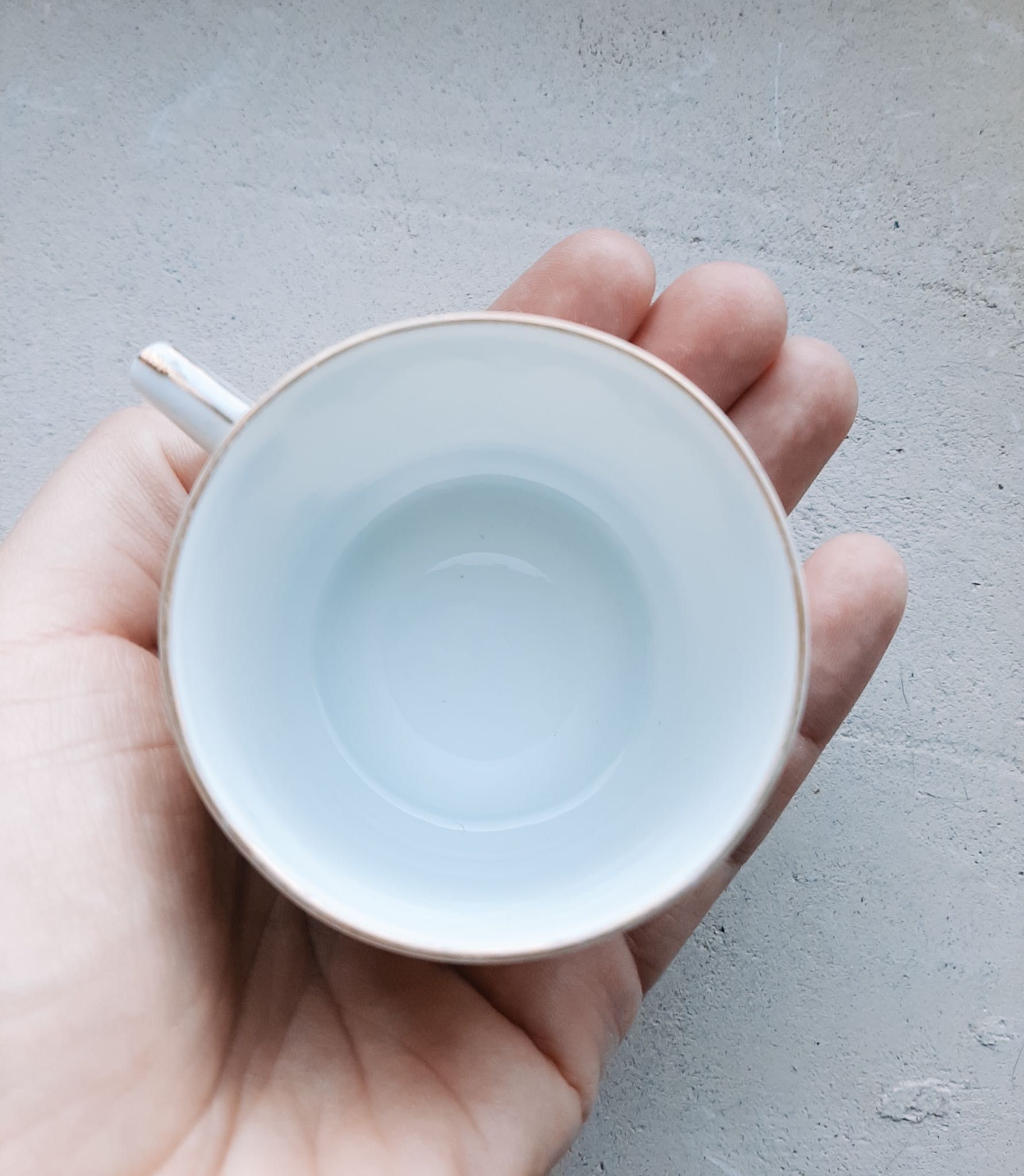 Mała biała filiżanka do kawy porcelanowa vintage