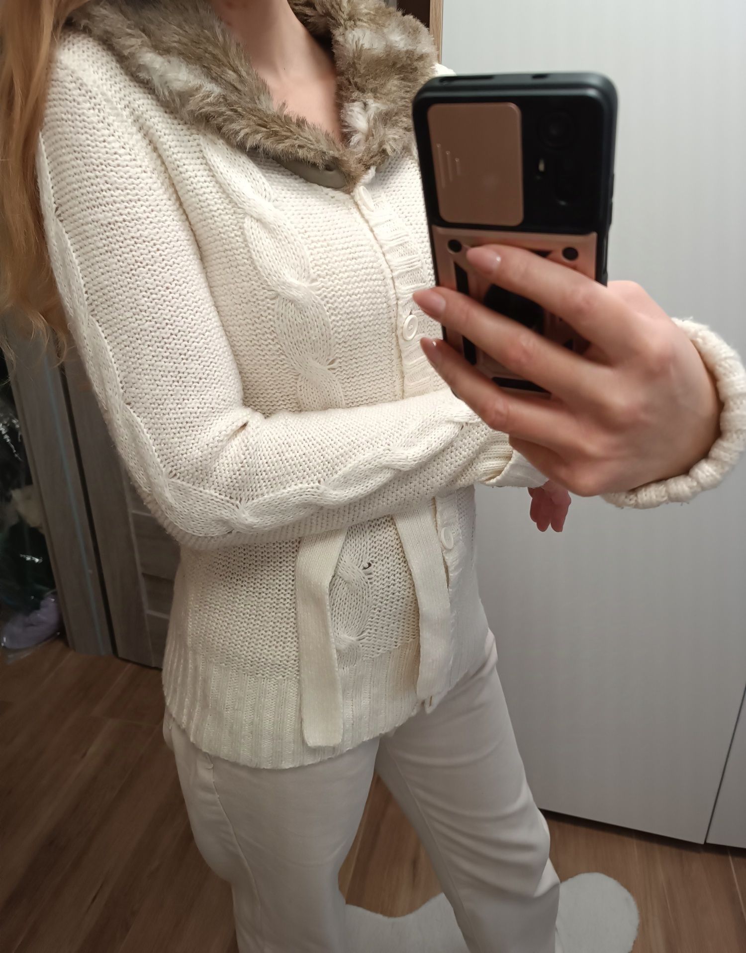 Elegancki sweter moher z kożuszkiem Oodji