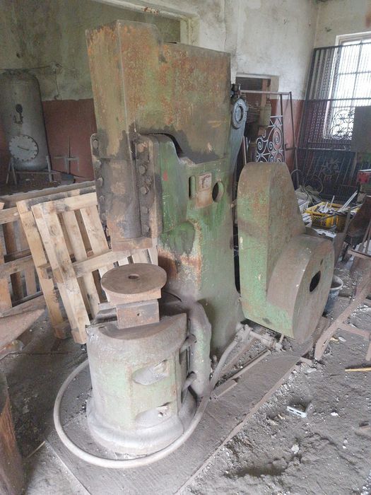 Młot kowalski resorowy