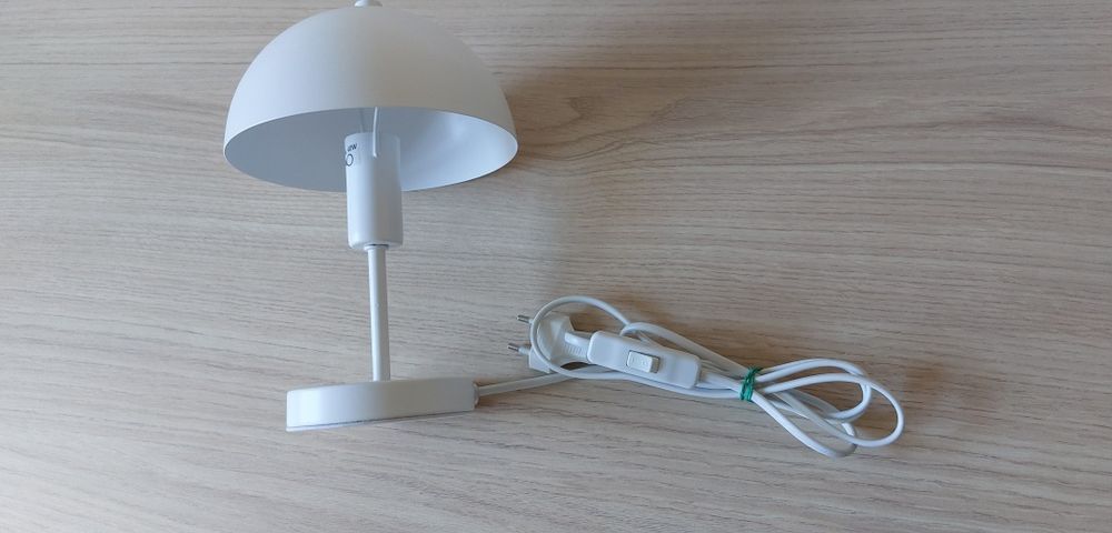 Lampka nocna biała.