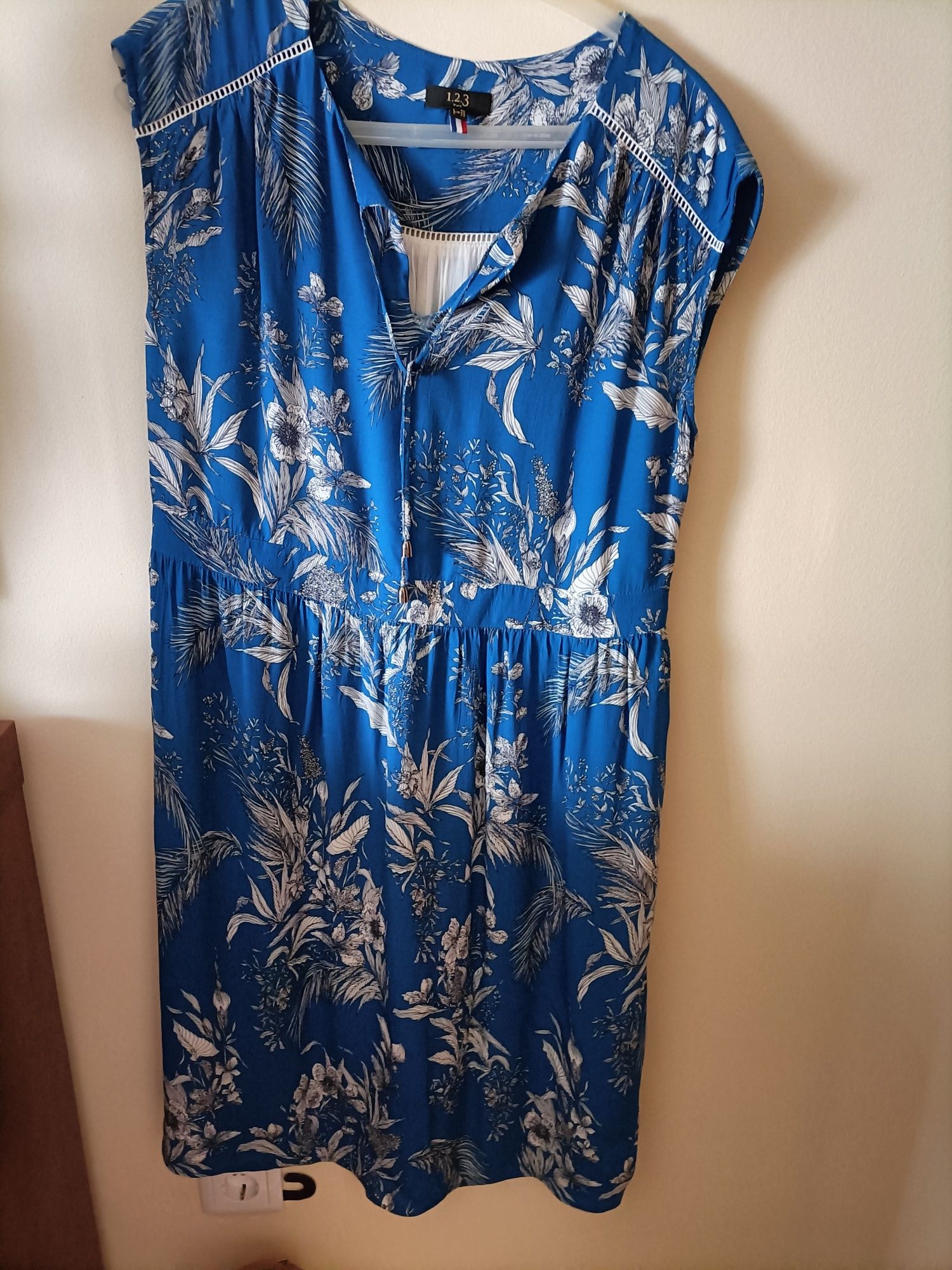 Vestido azul com ramagens