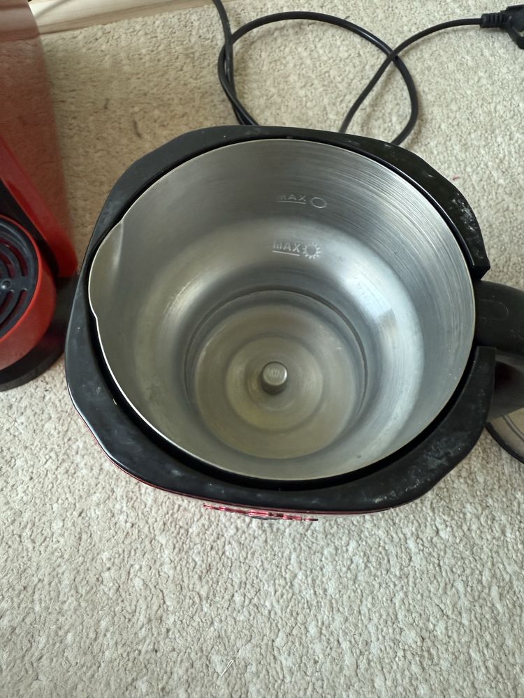 Ekspres kapsułkowy Tchibo Caffisimo + spieniacz do mleka