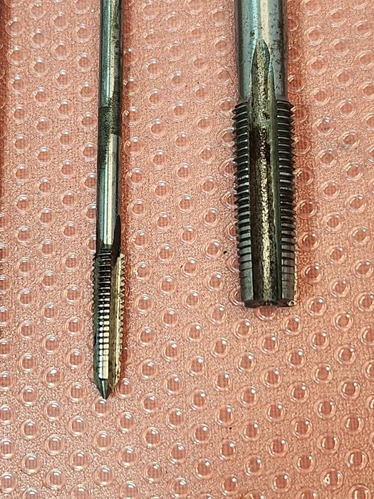 Stare narzędzia warsztatowe gwintowniki długie