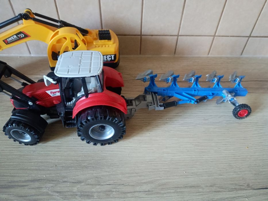 Traktor z pługami koparka zestaw