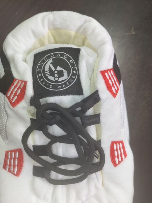 Pantufas em formato de sapatilha - NOVO