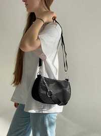 Женская сумка багет через плечо белая гладкая на молнии черная