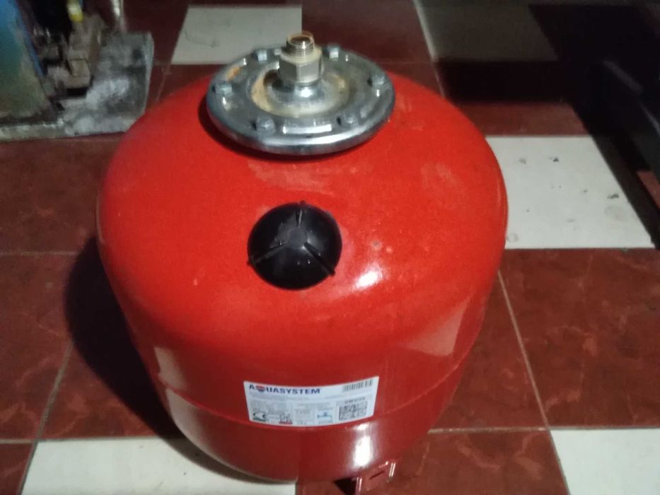 Расширительный бак почти новый