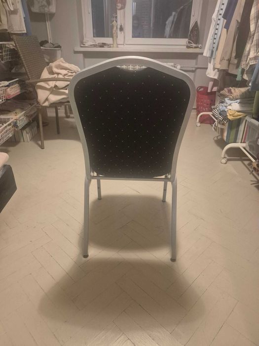 Kszesła na metalowym stelażu.
