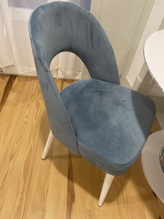 Mesa redonda com cadeiras