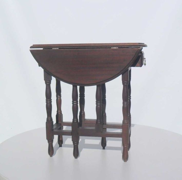 Mesa / móvel de apoio com abas de abrir