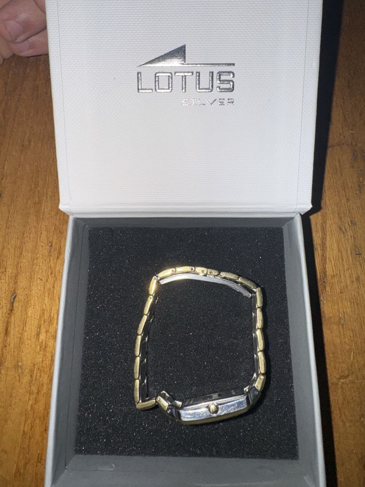 Relogio Lotus Quadrado