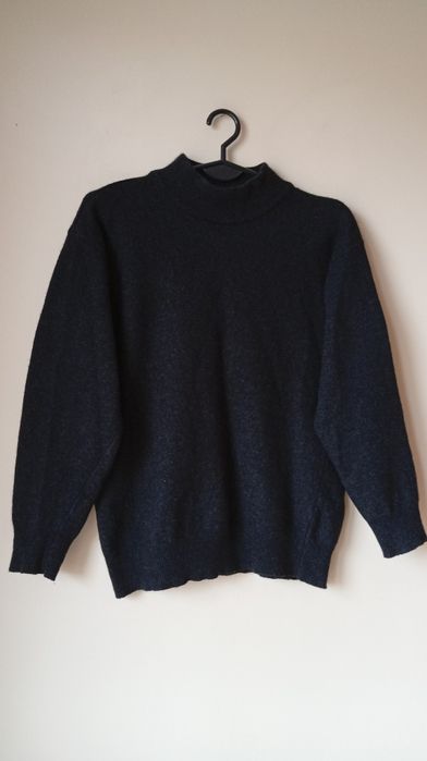 Czarny wełniany sweter z golfem z angory, rozmiar S