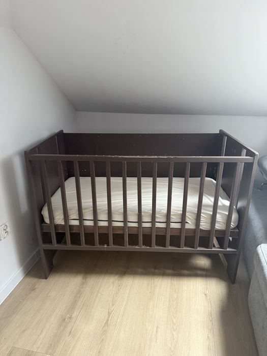 Solidne drewniane łóżeczko dla dziecka