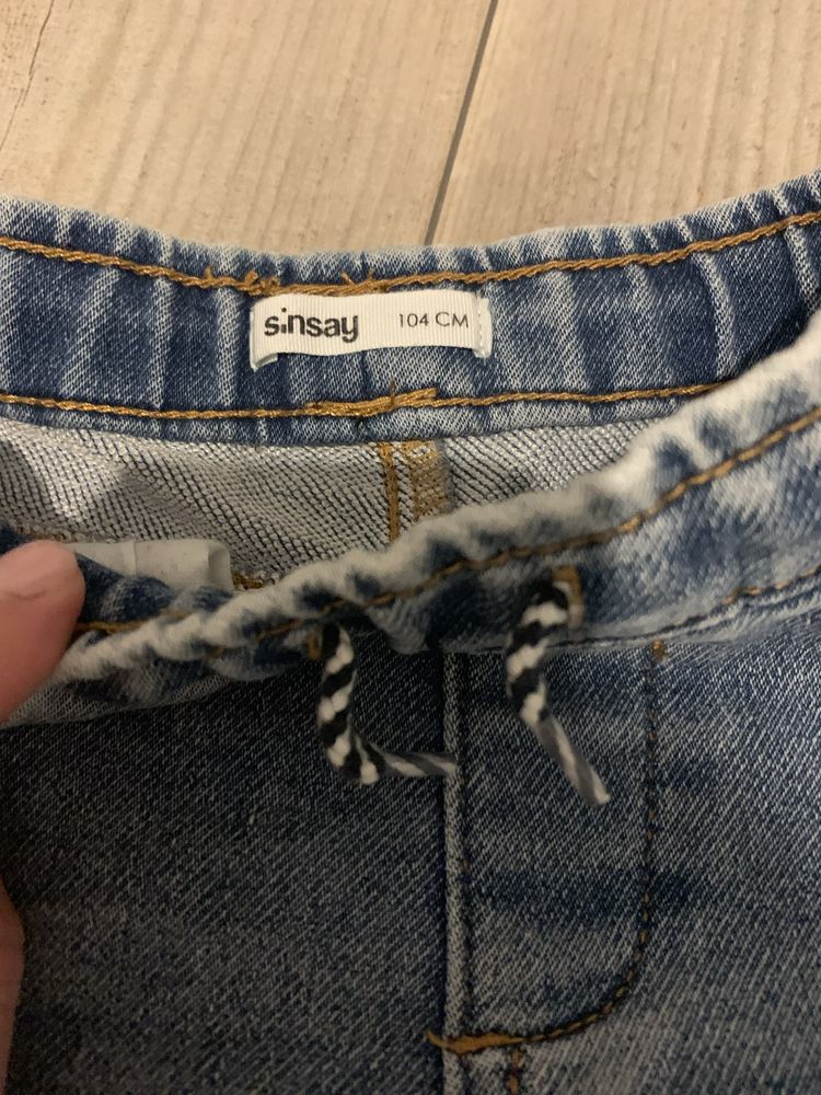 Spodnie jeansy chłopięce Sinsay 104