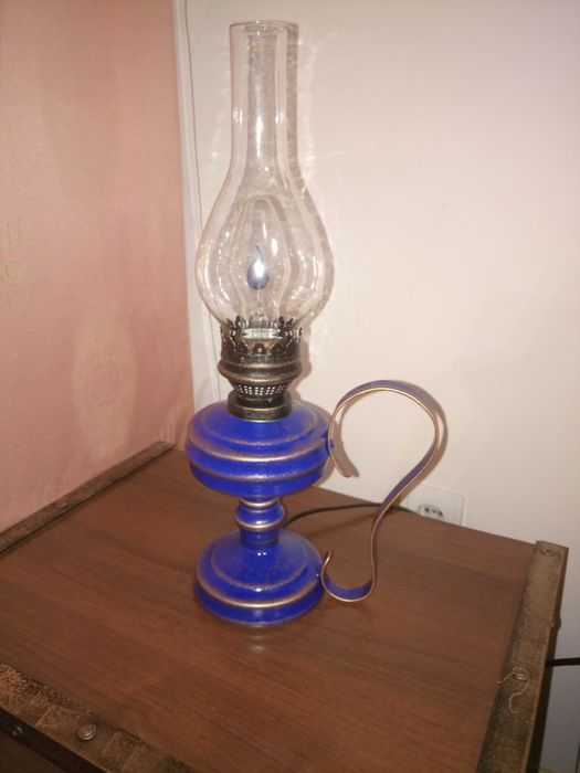 Дизайнерска настільна лампа ручної роботи.